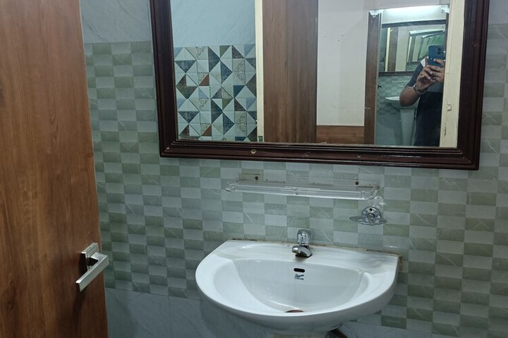 Room 27 of 37