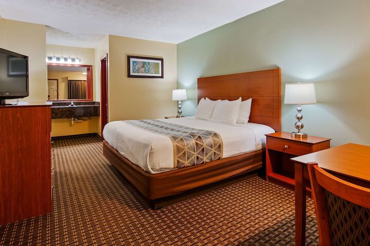 1 King Bed High Speed Internet, Microwave, Refrigerator, Coffee Maker Iron Hair Full Breakfast (2 of 6)