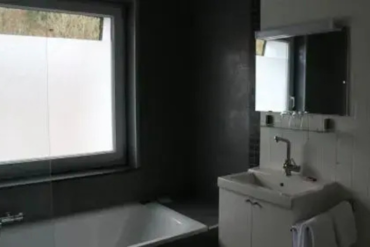 Room 5 of 10