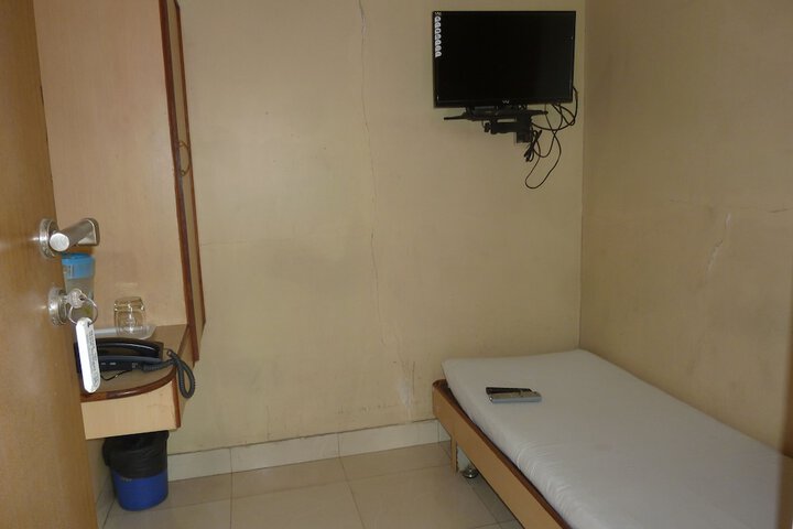 Room 5 of 38