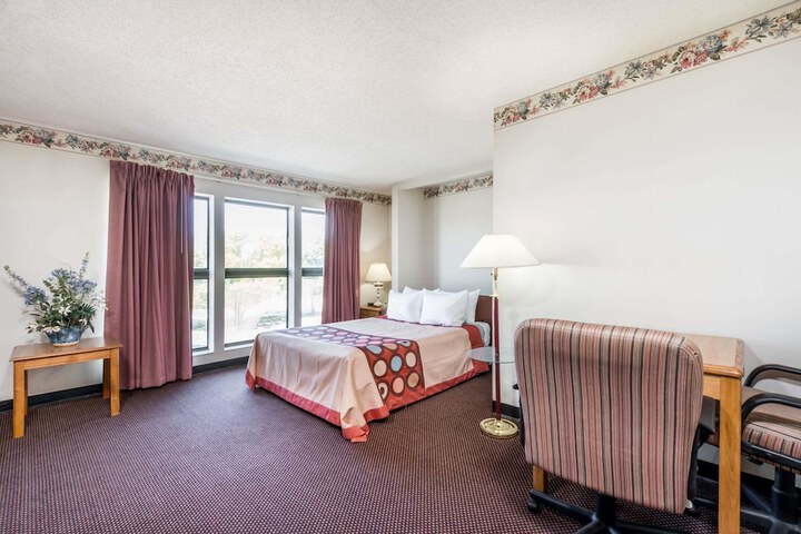 1 Queen Bed (2 of 18)
