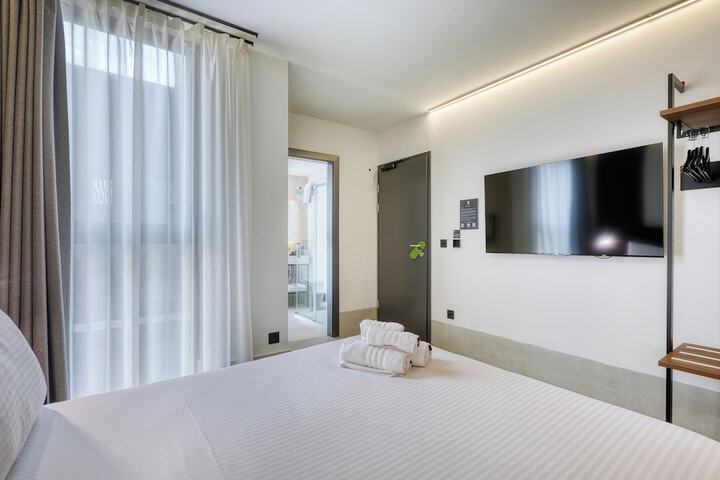 Room 52 of 150