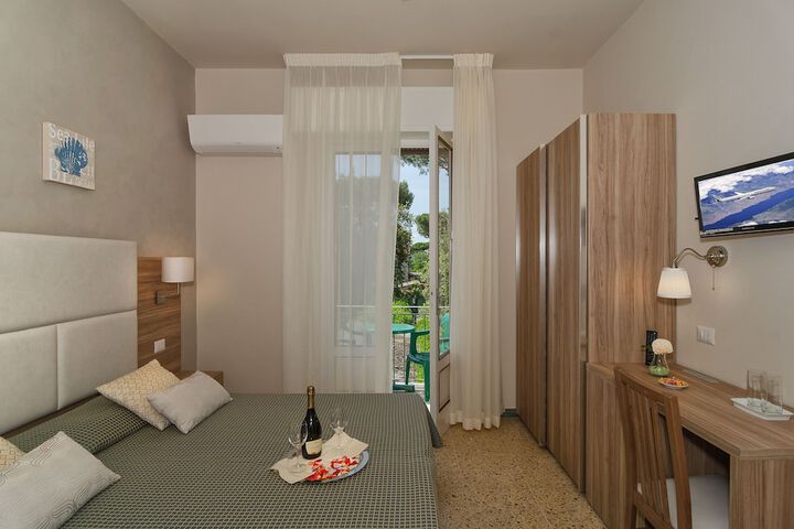 Room 6 of 68