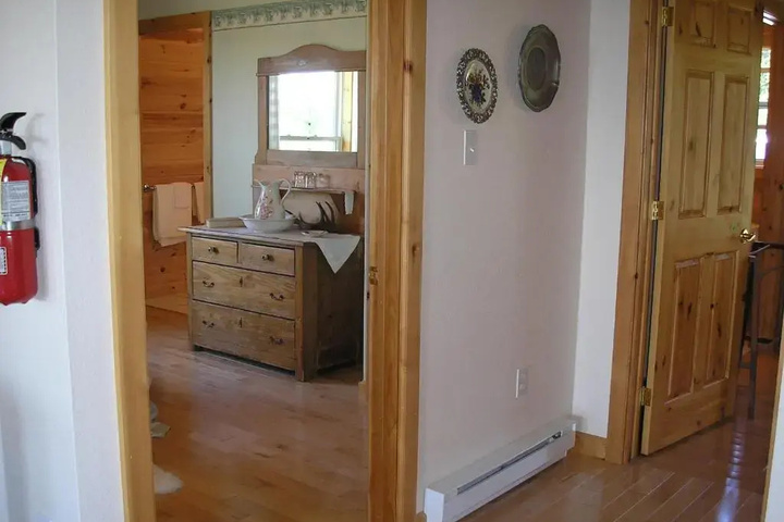Room 6 of 12