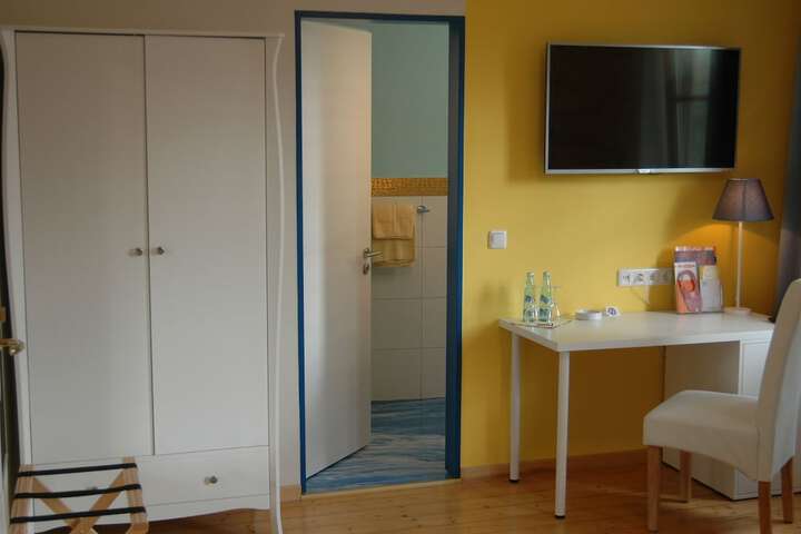 Room 3 of 283