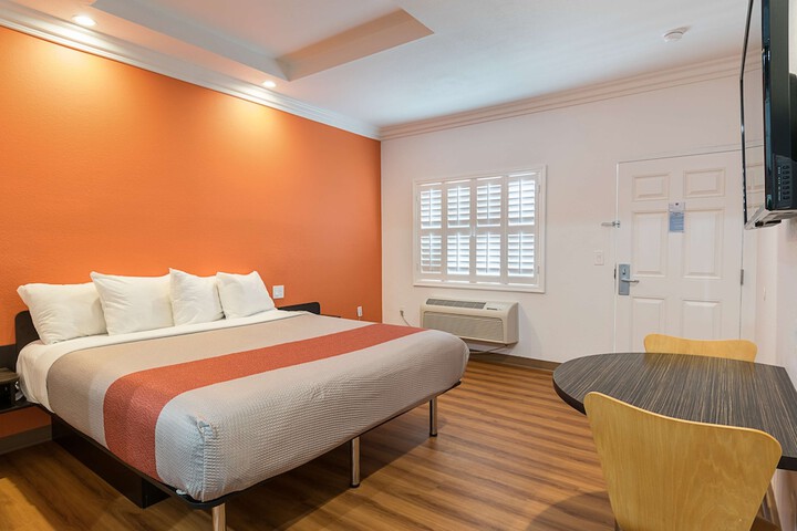 Room 9 of 34