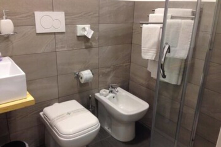 Room 6 of 28