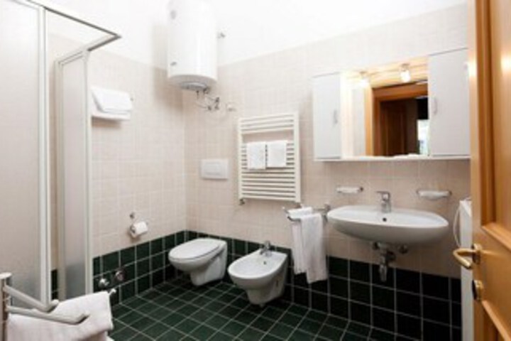 Room 6 of 14