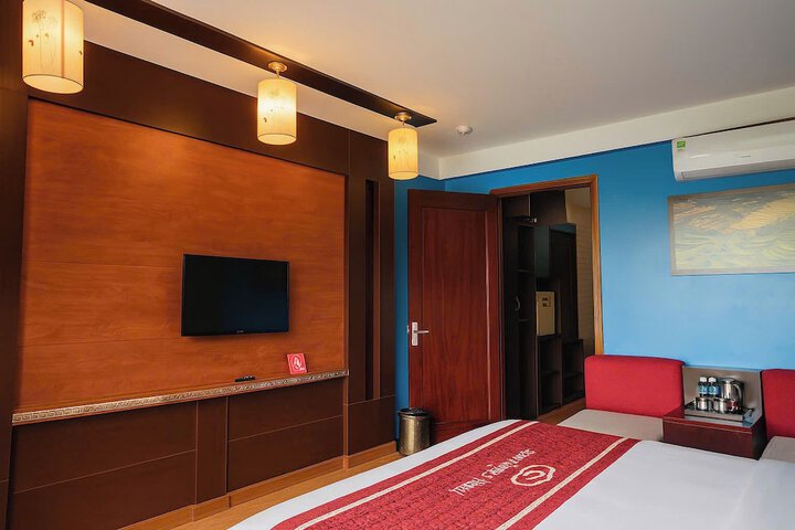 Room 11 of 80