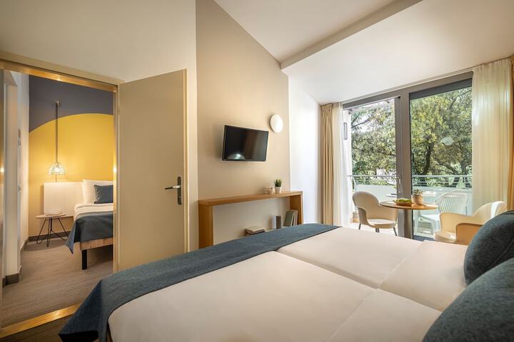 Room 4 of 50