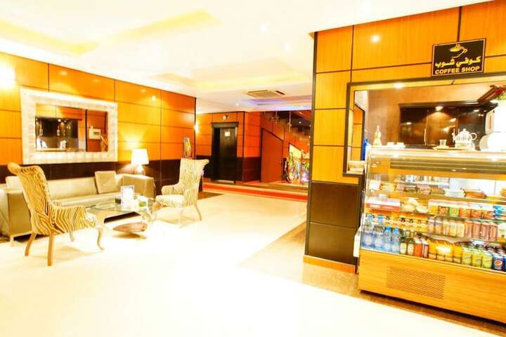 Lounge 8 of 39