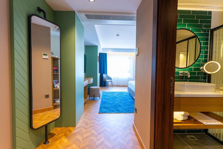 Room 5 of 10