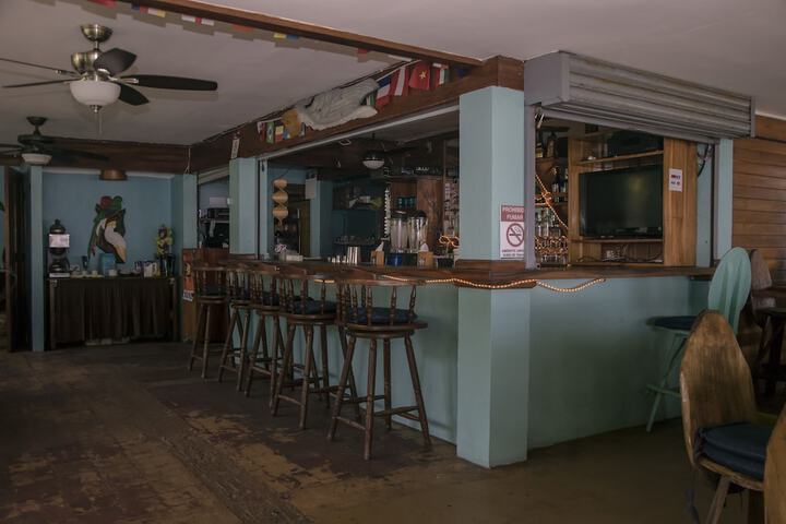 Lounge 36 of 44