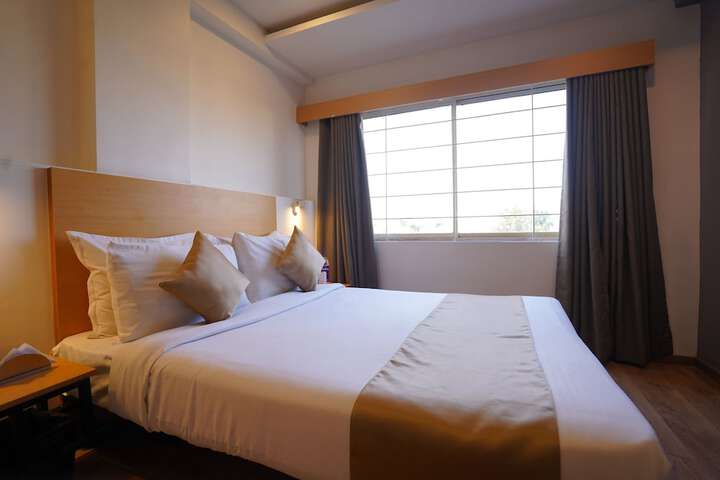 Room 9 of 37