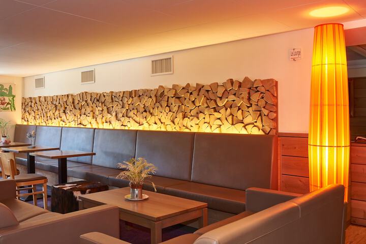 Lounge 33 of 42