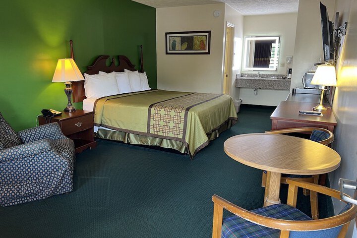 Room 10 of 28