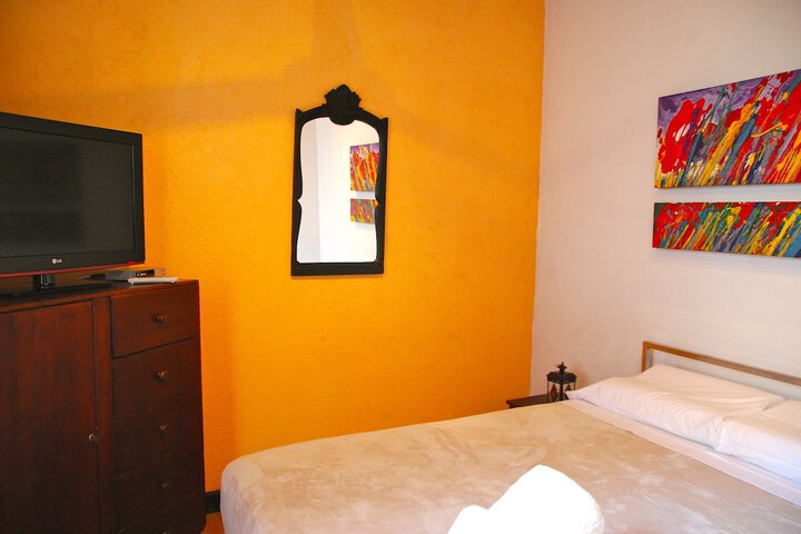 Room 8 of 16