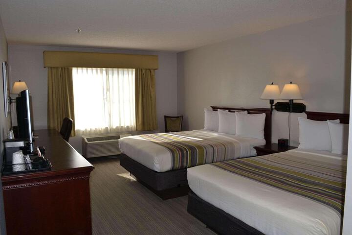 2 Queen Beds (6 of 10)