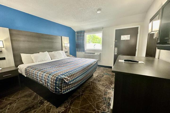 1 King Bed (2 of 6)