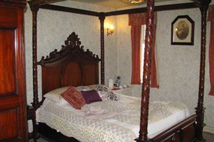 Room 4 of 6