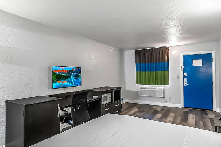 1 King Bed Microwave and Refrigerator WiFi Continental Breakfast (2 of 17)