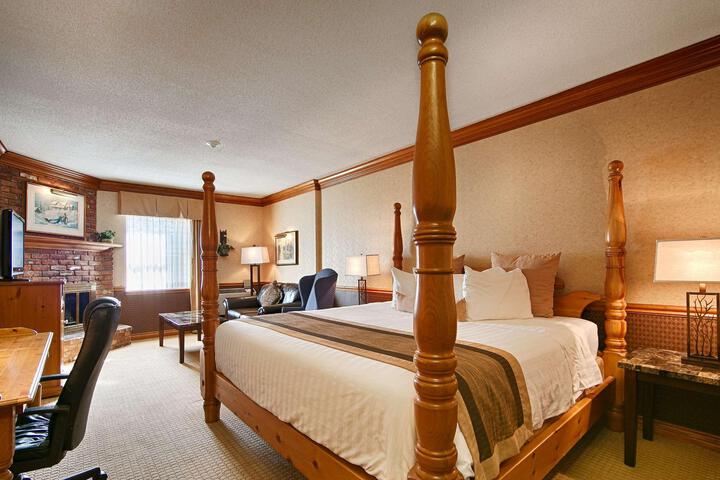 1 King Bed High Speed Internet Accessible Fireplace Refrigerator Wall Safe Full Breakfast (1 of 18)