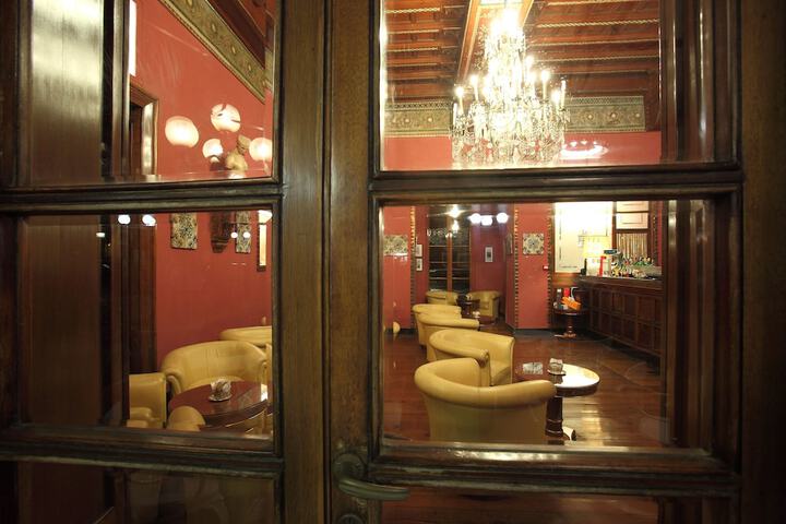 Lounge 34 of 47