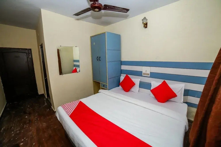 Room 5 of 12