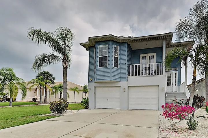 Immaculate Canal W / Pool Dock & Game Lounge 4 Bedroom Home