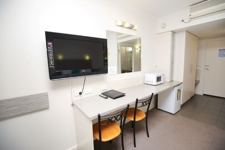 Room 6 of 100