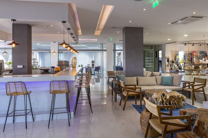 Lounge 116 of 136