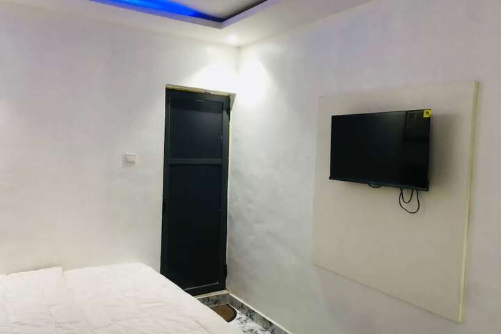 Room 6 of 24