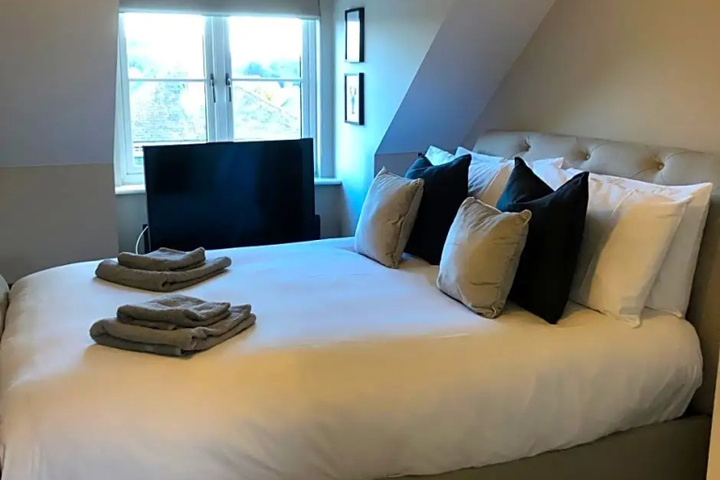 Room 5 of 18