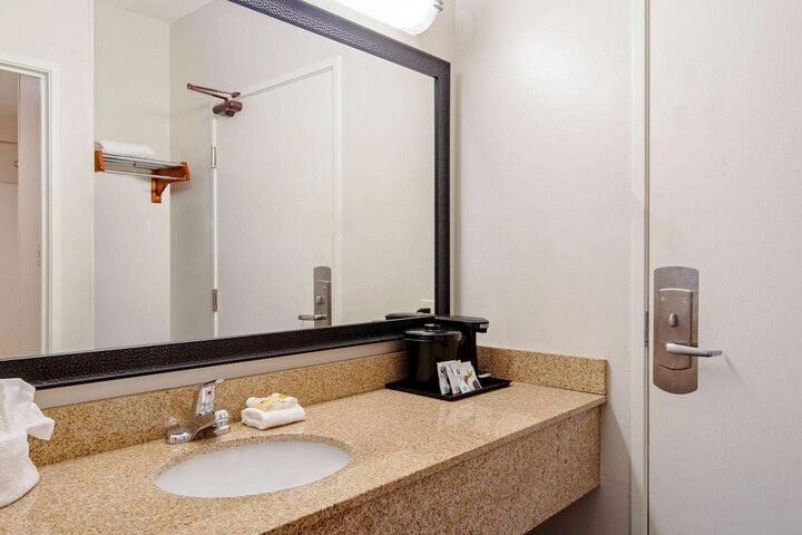 1 King Bed Mobility Hearing Impaired Accessible Room (9 of 12)