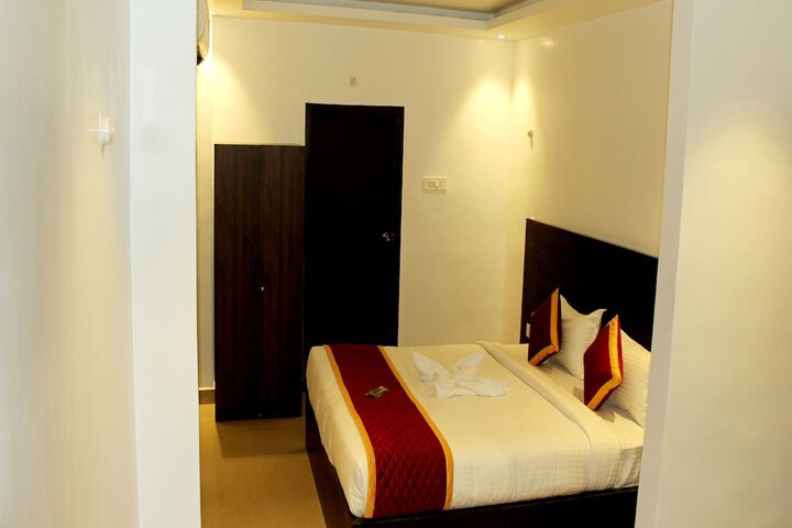 Room 7 of 12