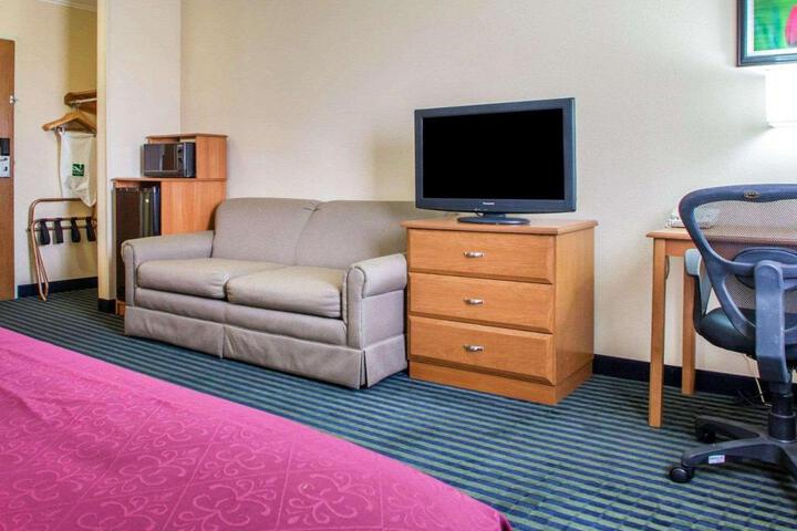 1 Queen Bed (5 of 15)