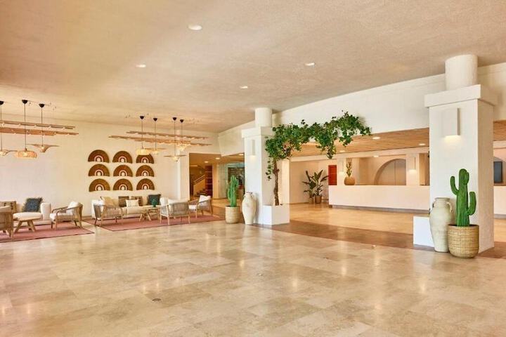 Ballroom/Hall 33 of 39