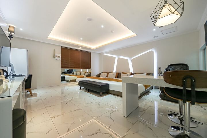 Room 43 of 81
