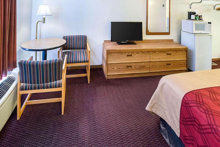 1 Queen Bed (2 of 14)