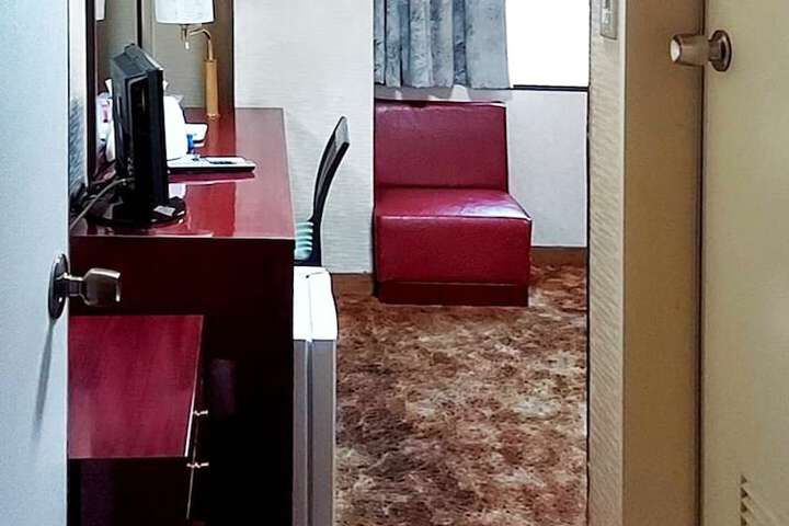 Room 10 of 25