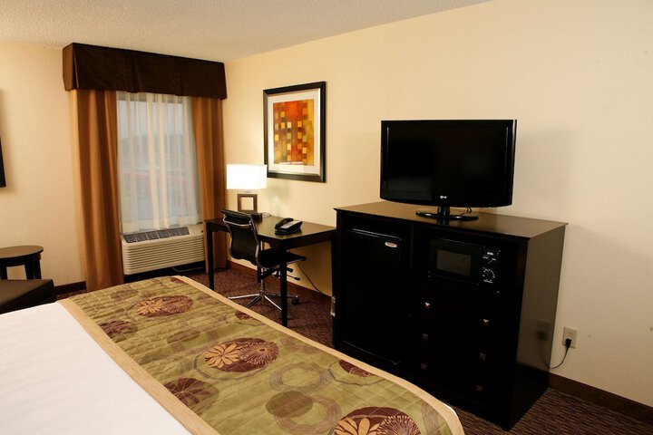 1 King Bed Microwave, Refrigerator WiFi Full Breakfast (8 of 11)