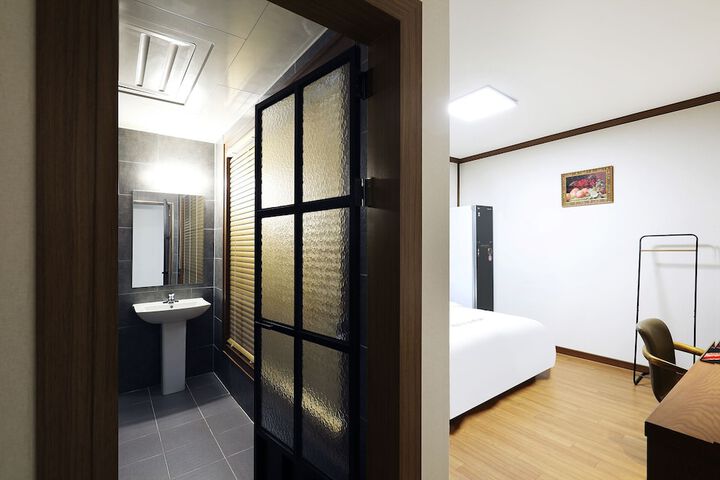 Room 41 of 90