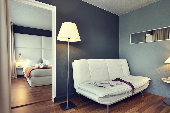 Room 6 of 28