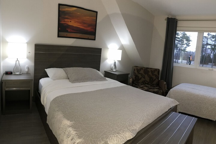 1 Queen Bed (9 of 20)