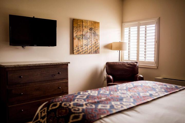 1 King Bed (18 of 24)