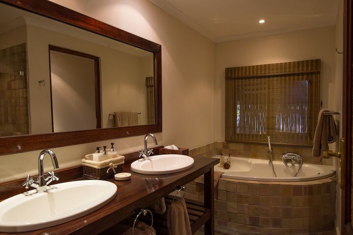 Deep soaking bathtub