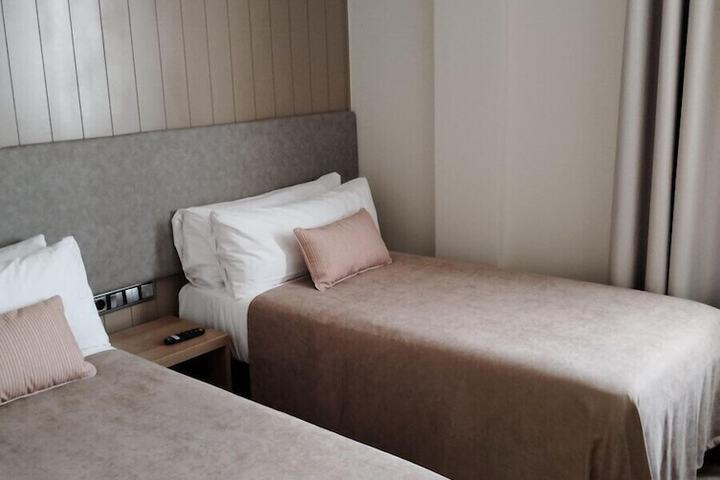 Room 8 of 16