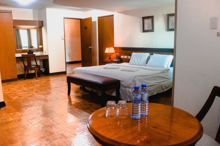 Room 4 of 42