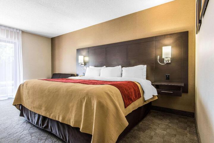 1 King Bed (4 of 5)