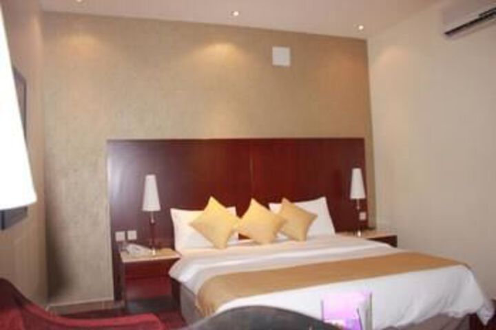 Room 6 of 16